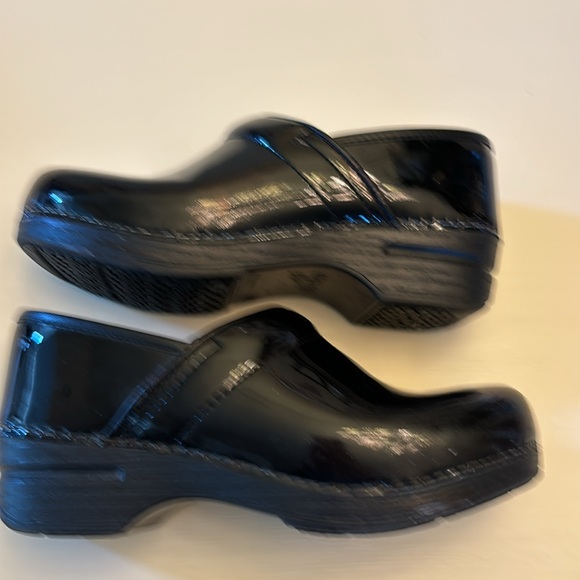 Dansko black patent leather clogs- in good condition size 37 - Picture 7 of 8
